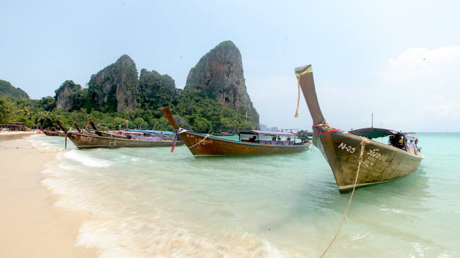 Thuyền đuôi này nằm trên bãi biển Railay West, một trong những 4 bãi cát tại thành Bãi biển Railay trên bán đảo cùng tên.