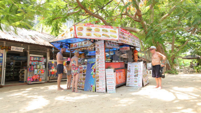 Đường phố nối giữa bãi biển Railay West và Railay East có nhiều nhà hàng và cửa hàng bán đồ lưu niệm.