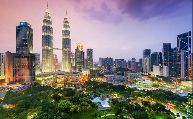 Kuala Lumpur, Malaysia: Điểm nổi bật đặc sắc nhất ở thành phố này chính là tháp đôi Petronas &#40;453m&#41;, Tháp Kuala Lumpur &#40;421m&#41;, Menara Telokom &#40;310m&#41; và Menara Maybank &#40;244m&#41;.