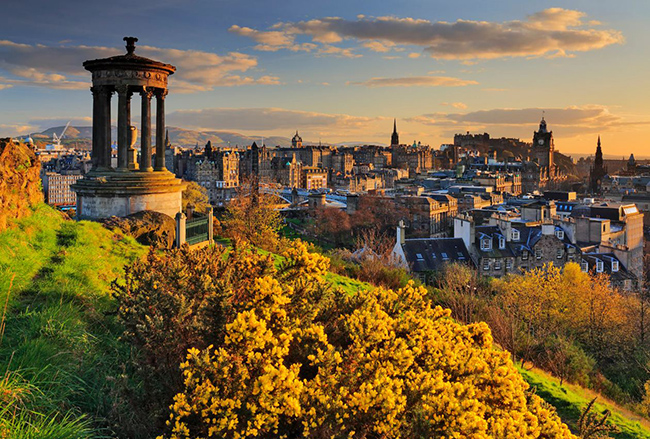 Edinburgh, Scotland: Các điểm nhấn nổi bật là Lăng Arthur, Lâu đài Edinburgh và đồi Calton.