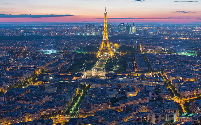 Paris, Pháp: Điểm nhấn nổi bật: Tháp Eiffel (300,65m), Sacre – Coeur (83m, nhưng nằm trên một ngọn đồi cao), Notre Dame (96m).