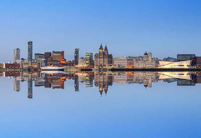Liverpool, Vương quốc Anh: Điểm nổi bật, Three Graces – Tòa nhà Hoàng gia Liver, Tòa nhà Cunard và cảng Liverpool, nhà thờ Liverpool, tháp Tây (140m)