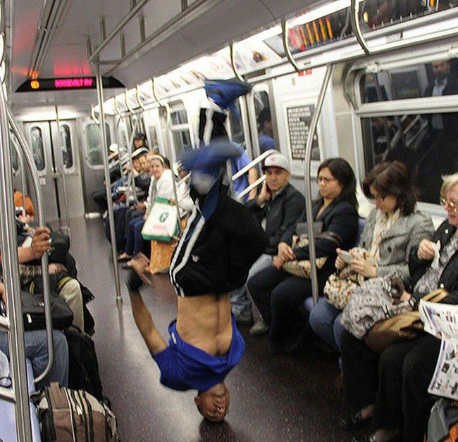 Khi thanh niên đi tàu điện ngầm mà không có chỗ ngồi.