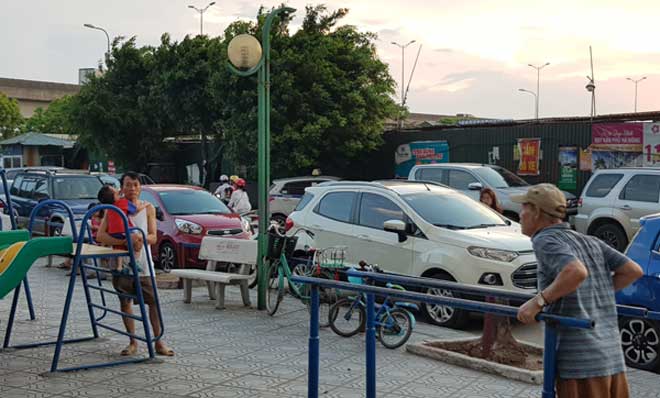 Hà Nội: Giải tỏa bãi xe vi phạm, ô tô đỗ tràn lòng đường - 1