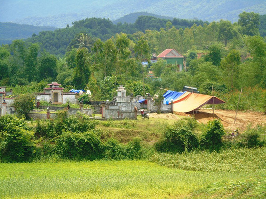 Đang chăn dê gần nghĩa địa, hai ông cháu bị sét đánh tử vong - 1