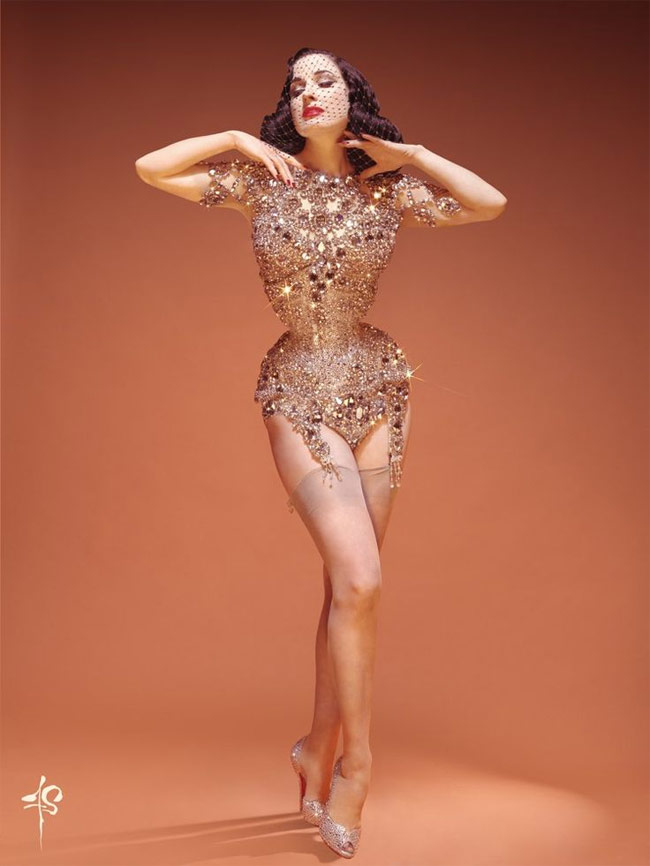 Vẻ đẹp thân thể được tôn vinh trong những mẫu corset lộng lẫy như phục trang đăng cơ của nữ hoàng Ai Cập.