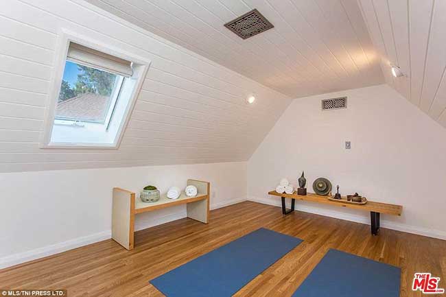 Một phòng Spa cũng nằm gần đó với phòng xông hơi khô và thậm chí cả phòng tập yoga để thư giãn tối đa.