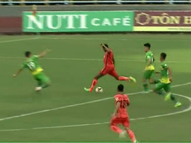 Video, kết quả bóng đá Cần Thơ - Đà Nẵng: Khung thành rung chuyển, Đức Chinh U23 vô duyên