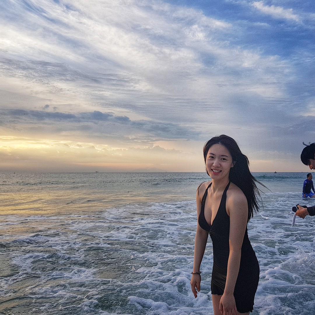 Sao nữ Hàn khoe vòng một sexy trên biển Đà Nẵng sau khi bị fan Việt chửi bới - 1