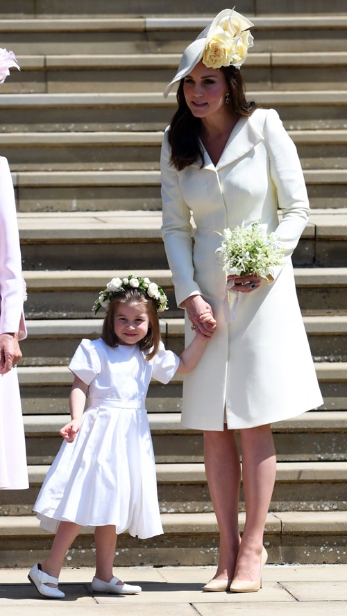Cô bé hờn dỗi trong đám cưới của công nương Kate và hoàng tử William 6 năm  trước giờ ra sao?
