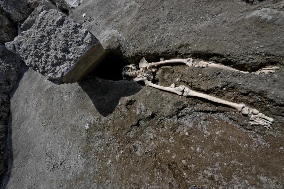 Ý: Bị đá khổng lồ rơi nát đầu khi chạy trốn thảm họa Pompeii - 1