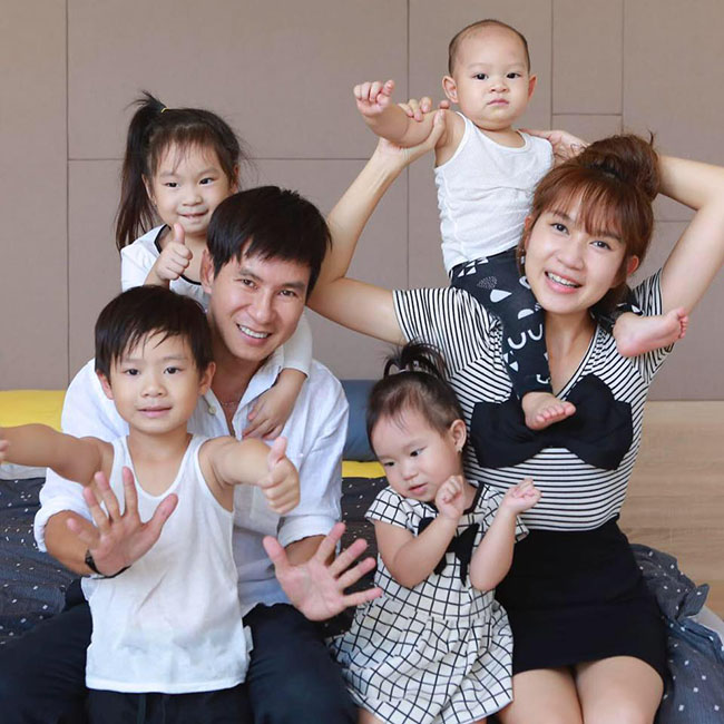 Lý Hải và Vợ Minh Hà hiện có 4 người con. Với 2 trai, 2 gái, vợ chồng nghệ sĩ cảm thấy đã quá đủ và không có ý định sinh thêm.