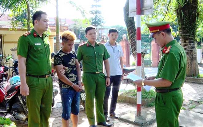 Cùng mẹ sang nhà hàng xóm, bé gái 4 tuổi bị xâm hại trong buồng ngủ - 1