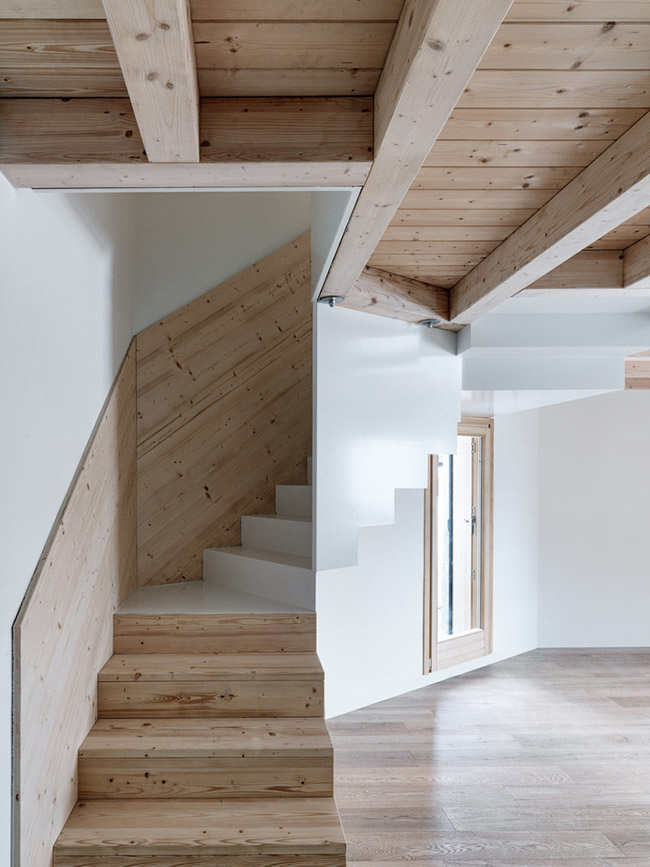 Ngoài sàn nhà, trần của tầng 1 cũng được sử dụng bằng nguyên liệu gỗ tự nhiên.