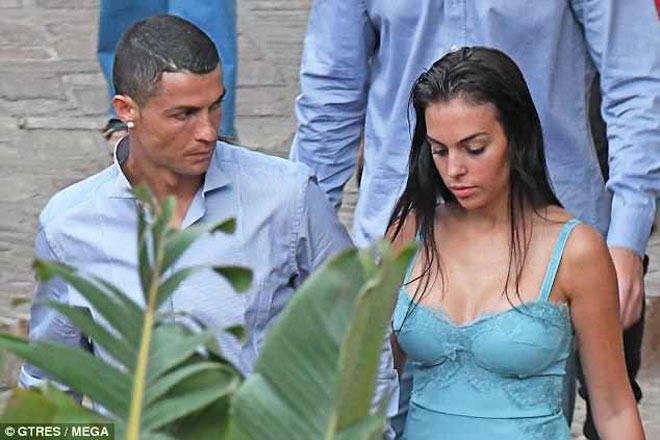 Tin nóng World Cup 31/5: Ronaldo mải vui bên bạn gái, HLV Santos trông ngóng - 1
