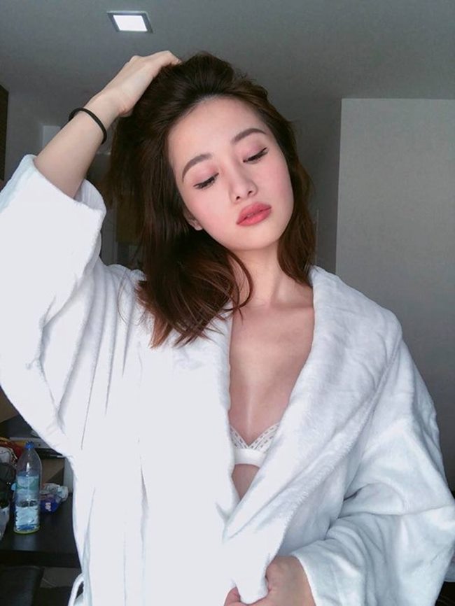 Nhưng dường như với &#34;hot girl trà sữa&#34; như thế là chưa đủ nên cô đã quyết định thay đổi số đo vòng một để thân hình hấn dẫn hơn.&nbsp;