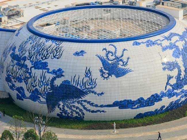 Lấy ý tưởng tạo hình từ “sứ Thanh Hoa”, tòa nhà được trang trí bằng những họa tiết hoa văn hình rồng, phượng màu xanh tinh tế.