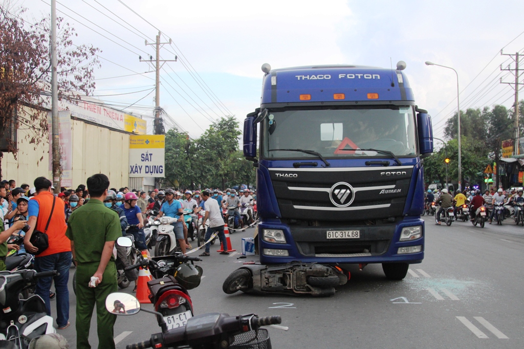 Diễn biến mới nhất vụ hai mẹ con thai phụ lọt gầm xe tải: Người mẹ đã tử vong - 1