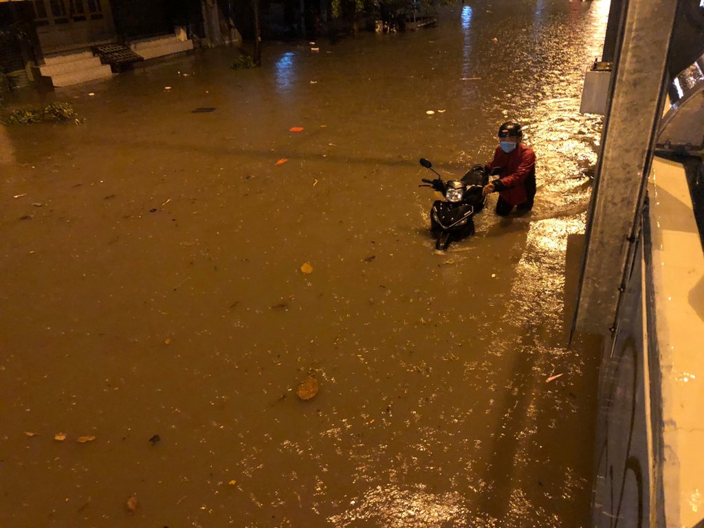 Có “quái vật hút nước”, người Sài Gòn vẫn “bơi” về nhà trong đêm - 8