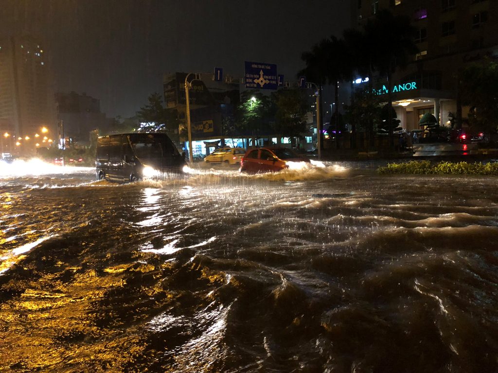 Ông chủ máy bơm “quái vật” tiết lộ lý do không ngờ khiến đường ngập như sông - 1