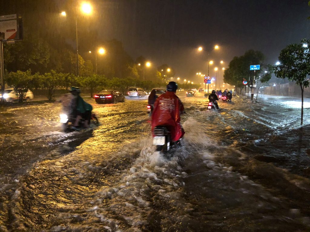 Ông chủ máy bơm “quái vật” tiết lộ lý do không ngờ khiến đường ngập như sông - 2