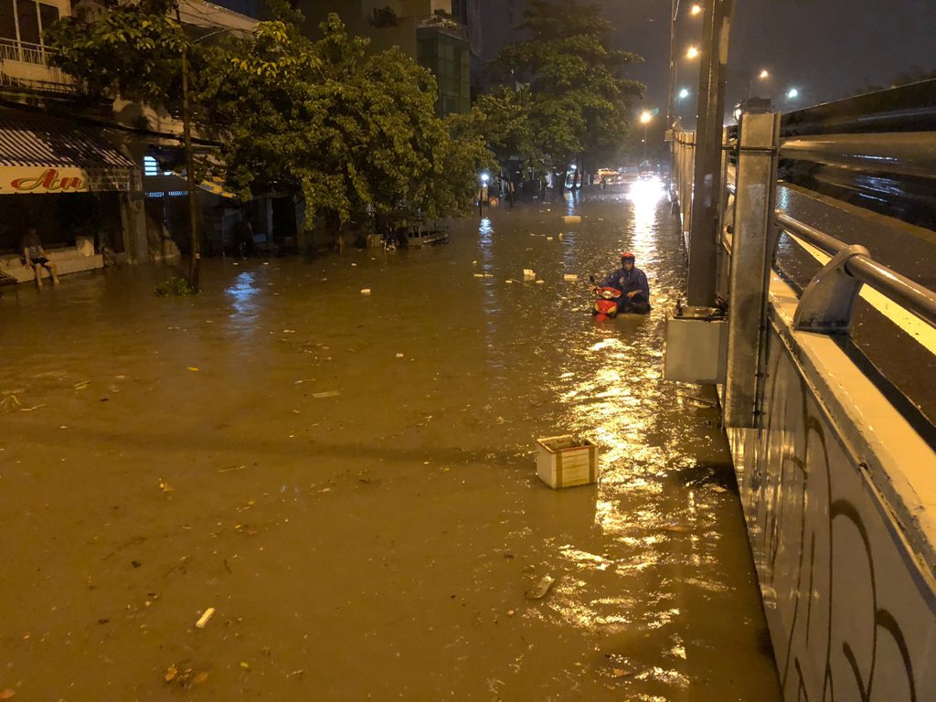 Ông chủ máy bơm “quái vật” tiết lộ lý do không ngờ khiến đường ngập như sông - 3