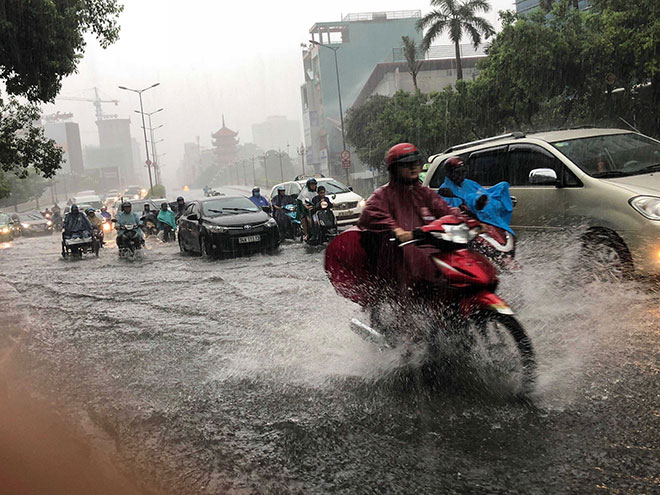 Mưa 1 giờ, cửa ngõ sân bay Tân Sơn Nhất “tụ nước” đến nửa bánh xe - 2