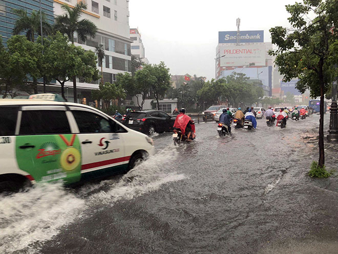 Mưa 1 giờ, cửa ngõ sân bay Tân Sơn Nhất “tụ nước” đến nửa bánh xe - 3