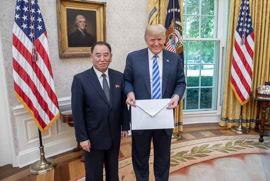 Soi bức thư &#34;khổng lồ&#34; ông Kim gửi ông Trump - 2