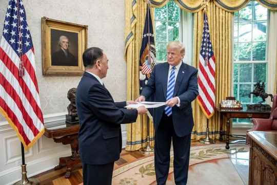 Soi bức thư &#34;khổng lồ&#34; ông Kim gửi ông Trump - 1