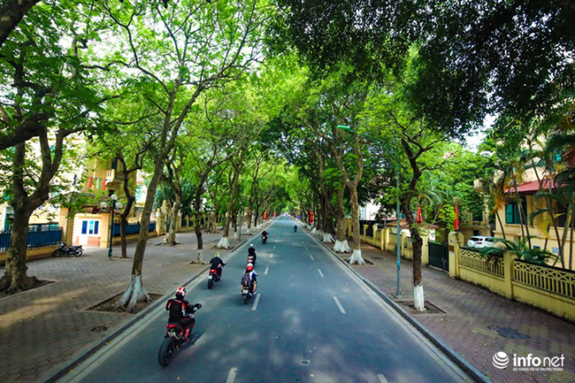 Đường Phan Đình Phùng bỗng chốc trở nên đẹp lạ hơn khi đứng trên nóc tầng 2 xe bus, phóng tầm mắt ra xa dọc theo con đường trải dài cây xanh.
