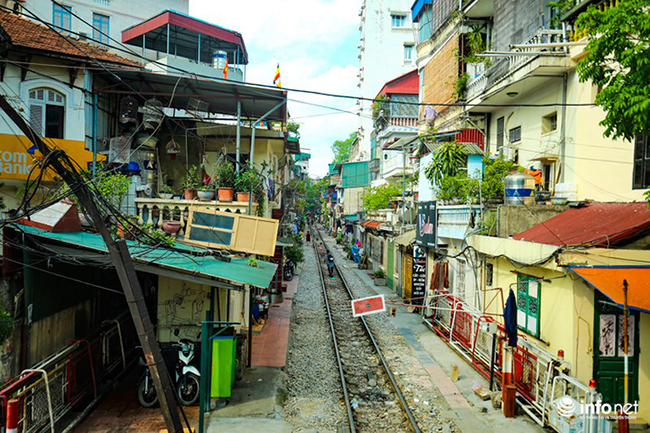 Nhìn từ tầng 2 xe bus cũng cảm nhận được khu phố đường tàu bình yên trước giờ tàu chạy qua.
