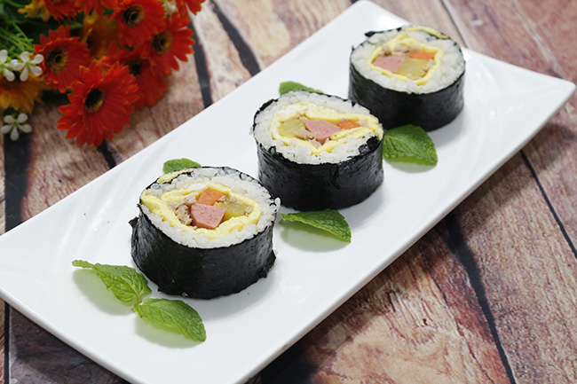 Tuyệt chiêu cuốn sushi không cần mành tre mà vẫn tròn đẹp xuất sắc - 1