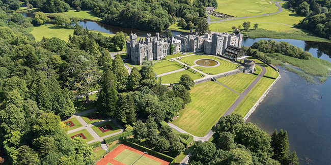 Lâu đài Ashford - Cong, Ireland: Là một khách sạn dạng lâu đài&nbsp;ở phía tây Ireland.&nbsp;Đến nơi đây bạn sẽ được tận hưởng không gian và sự phục vụ như giới quý tộc với trà chiều, spa, và dùng bữa trong phòng ăn George V đầy đèn chùm&nbsp;.