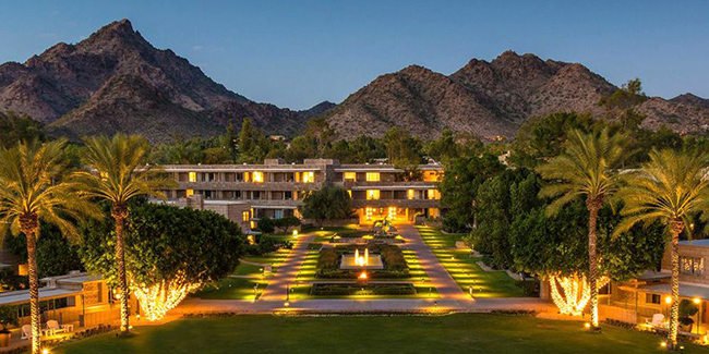 Arizona Biltmore – Phoenix: Khách sạn này được khai trương vào năm 1929, khu nghỉ mát có các khu nhà cao cấp xung quanh bãi cỏ đẹp được cắt tỉa cẩn thận.&nbsp;Có tám hồ bơi, hai sân golf, một spa và tầm nhìn đẹp để ngắm nhìn Đỉnh Piestewa.