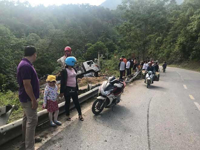 Điện Biên: Xe tải chở 15 tấn dưa gặp tai nạn thảm khốc tại đèo Tà Cơn - 1