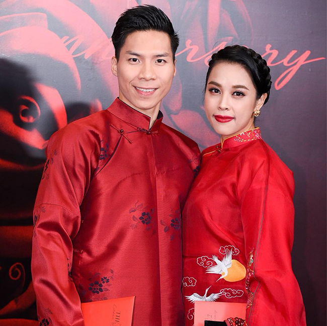 Vợ chồng diện trang phục nổi bật khi tham gia một sự kiện. Hiện cặp đôi cùng cậu con trai ngoan ngoãn đang sinh sống tại một chung cư ở quận Tân Bình, TP.HCM.