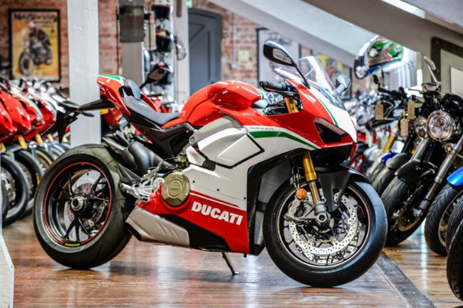 Ducati Panigale V4 Speciale là ấn phẩm đắt giá nhất thuộc gia đình siêu xe mô tô mới Panigale V4 của hãng xe xứ rượu vang đỏ nổi tiếng khắp thế giới Ducati.