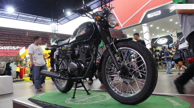 Benelli Motor Indonesia vừa trình diện mẫu xế hoài cổ Motobi 152 tại sự kiện Hội chợ ở Jakarta 2018. Mẫu xe mới cuốn hút khách thăm quan nhờ dáng vẻ điển trai, trang bị khá ổn và có giá bán hợp lý.