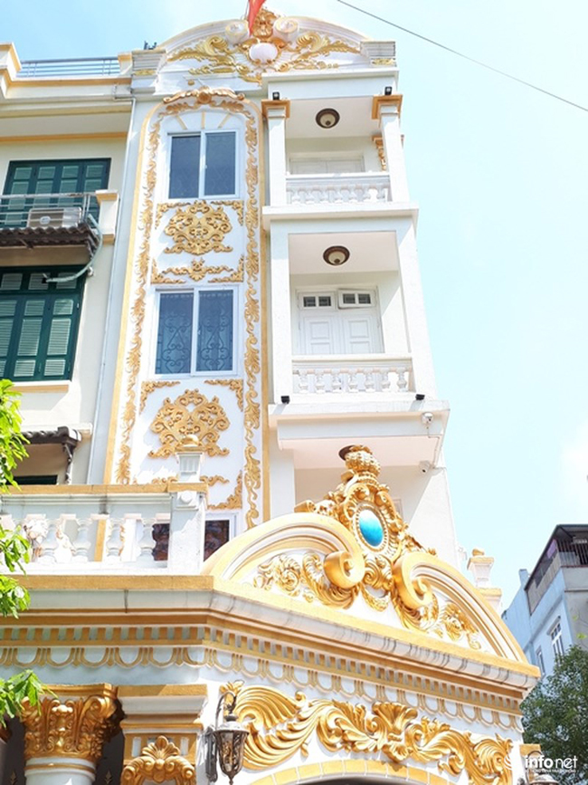 Mặc dù màu sơn trắng là chủ đạo của ngôi biệt thự nhưng gia chủ đã tạo điểm nhấn bằng việc phủ màu vàng nổi bật cho các họa tiết ban công, ô cửa….
