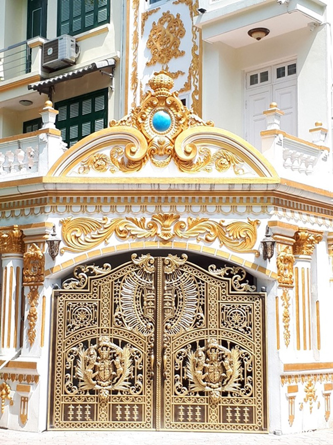 Ngay chiếc cổng của căn biệt thự cũng được gia chủ lựa chọn với những màu sắc, hoa văn vừa cổ điển vừa hiện đại khá cầu kỳ.
