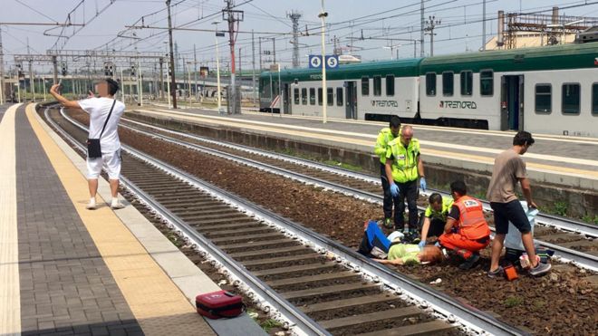 Ý: Hành động gây sốc của thanh niên khi thấy tai nạn tàu hỏa - 1
