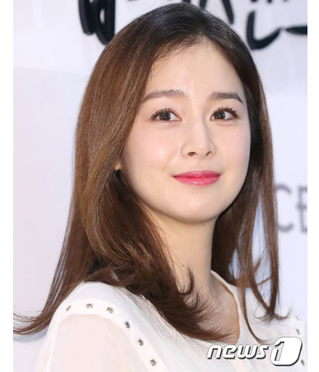 Kim Tae-Hee xếp hạng 4 nhờ nhan sắc vô cùng trẻ đẹp, tươi tắn ở tuổi 38. 