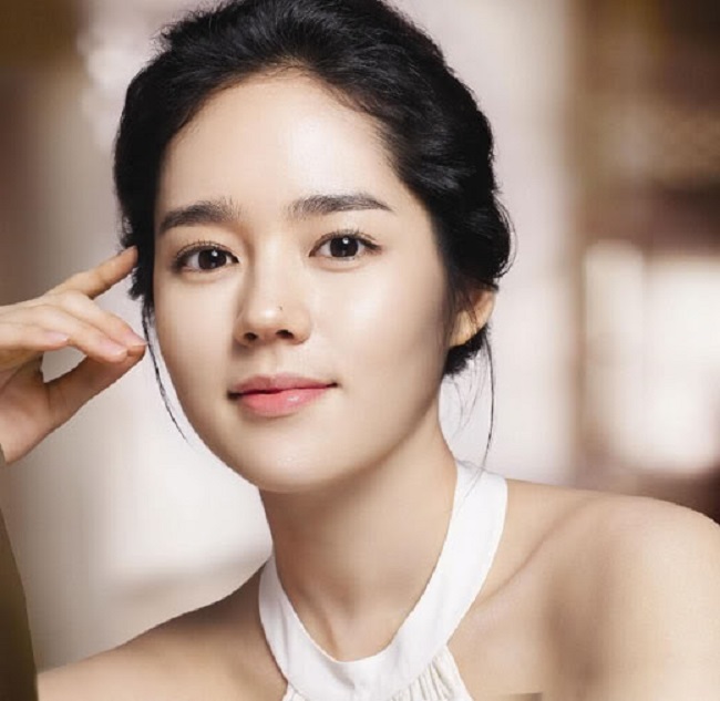 Han Ga-in trẻ đẹp ở tuổi 36 nhờ cách trang điểm trong suốt như nước, nhẹ nhàng, tinh tế.&nbsp;