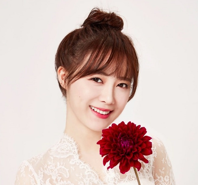 &#34;Nàng cỏ&#34; Ku Hye-sun &#40;33 tuổi&#41; uống 8 ly nước lớn mỗi ngày để có làn da đẹp như gái 18.&nbsp;