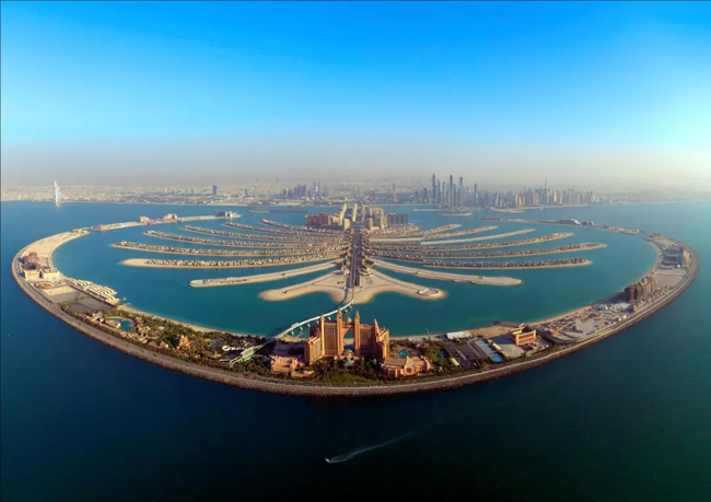 Tọa lạc trên quần đảo nhân tạo Palm Jumeirah ở Dubai, khách sạn 5 sao Atlantis The Palm là niềm tự hào mới của vương quốc dầu mỏ. Công trình khổng lồ này tiêu tốn 1,5 tỷ USD (~34.000 tỷ VND) để hoàn thành, chiếm diện tích 75.333 m², tương đương 64 sân bóng Wembley.