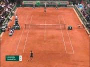 Thể thao - Clip hot Roland Garros: Sharapova &quot;3 lần tắm trên 1 dòng sông&quot;, Muguruza bắt bài