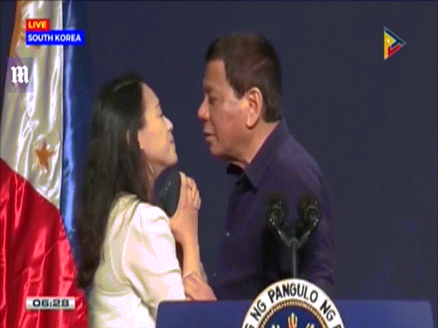 Tổng thống Philippines nói hôn môi nữ lao động là phong cách lâu năm
