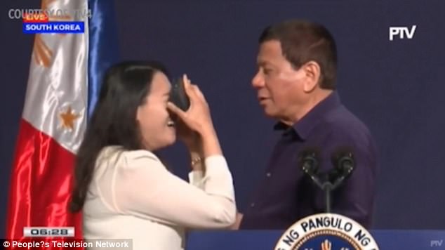 Tổng thống Philippines nói hôn môi nữ lao động là phong cách lâu năm - 1