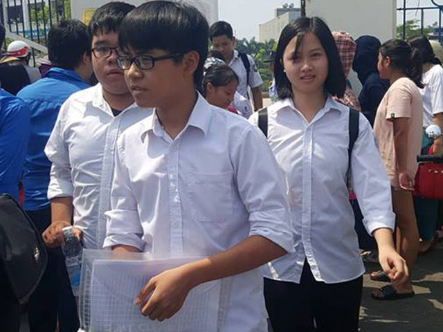 Thi văn lớp 10 ở Hà Nội, sau giờ giới nghiêm vẫn có người lạ xuất hiện - 1